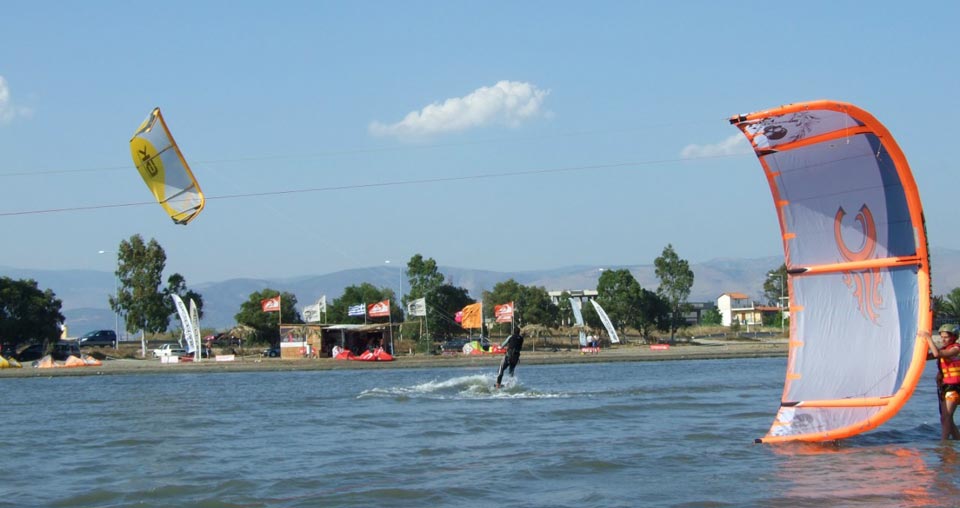 Kite Surfing κοντά στο Τολό